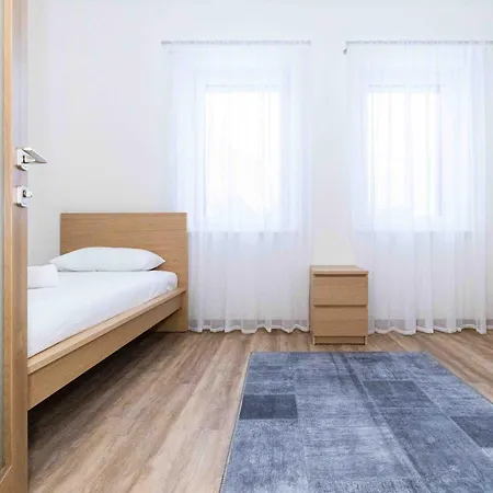 Egliu Apt W/terrace, By Cohost *
