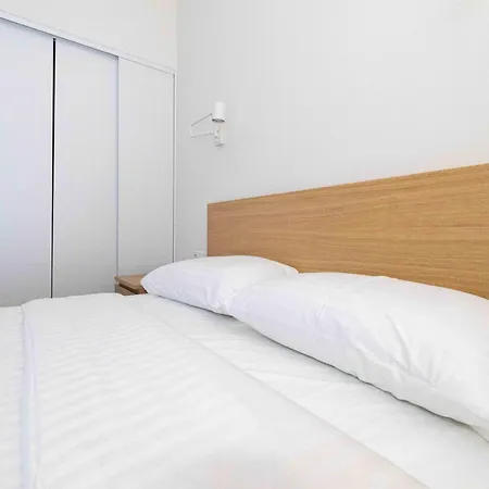 Egliu Apt W/terrace, By Cohost Apartment *