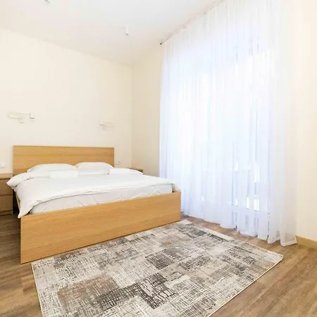 Egliu Apt W/terrace, By Cohost *